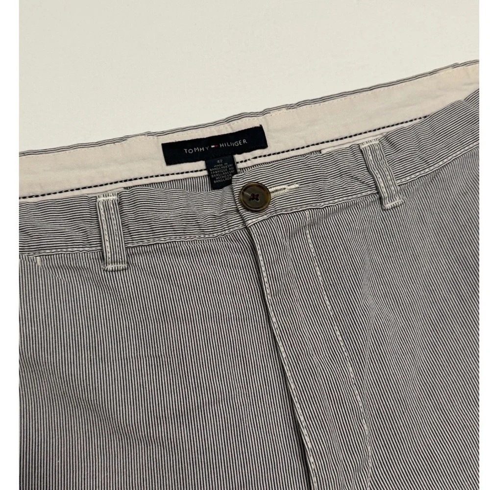 Tommy Hilfiger‎ Men's Striped Chino Shorts Size 42 Gray White Casual